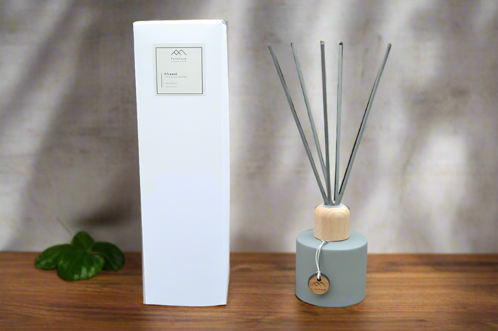 Reed diffuser and a refill in matt grey